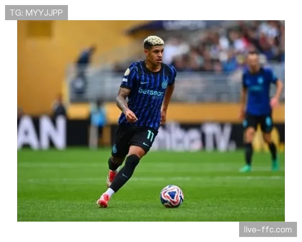 特写：恩里克在训练场边亲自示范，指导年轻边锋跑位细节