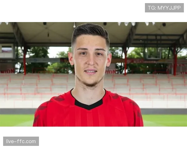 赛前动态:弗赖堡后卫伤愈复出,有望增强球队对肋部区域的保护